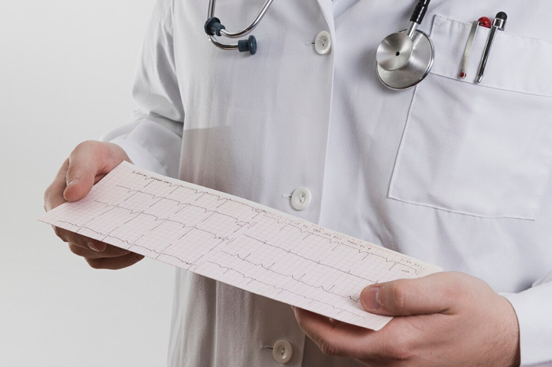 Czym różnią się aparaty EEG i kiedy warto je stosować w diagnostyce neurologicznej