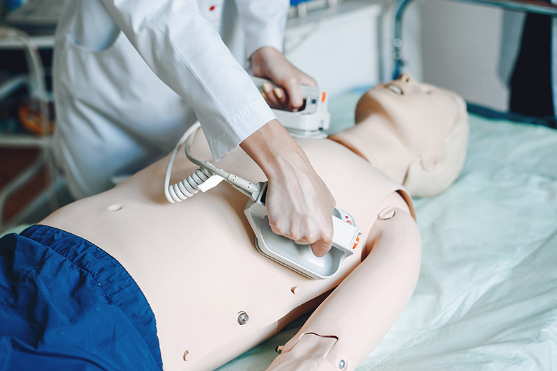 Defibrylatory AED – dlaczego powinny znaleźć się w każdej placówce i firmie